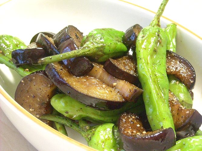 白い皿に入ったししとうとなすのウスターソース炒め