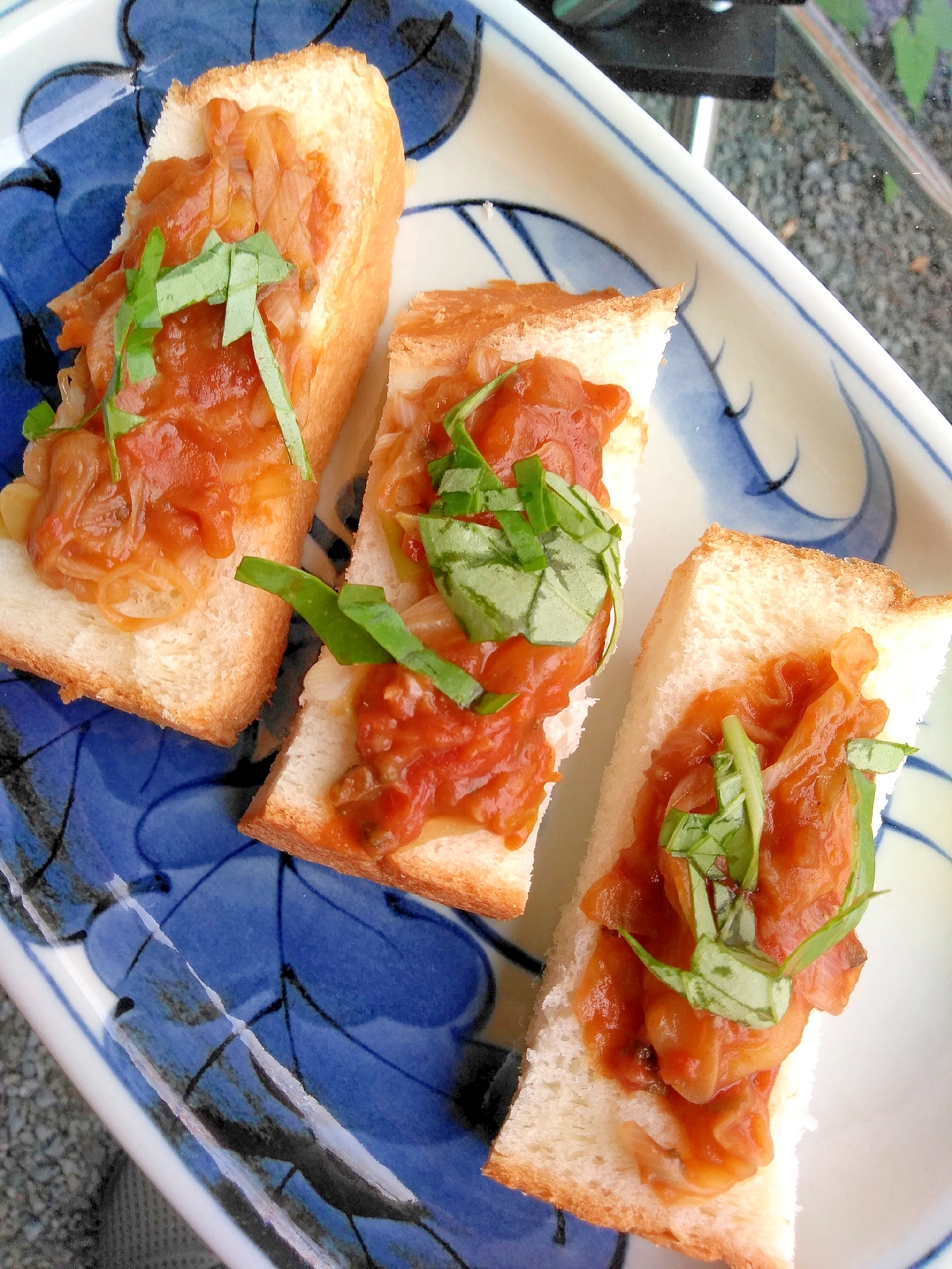 無水カレーでバジルトースト