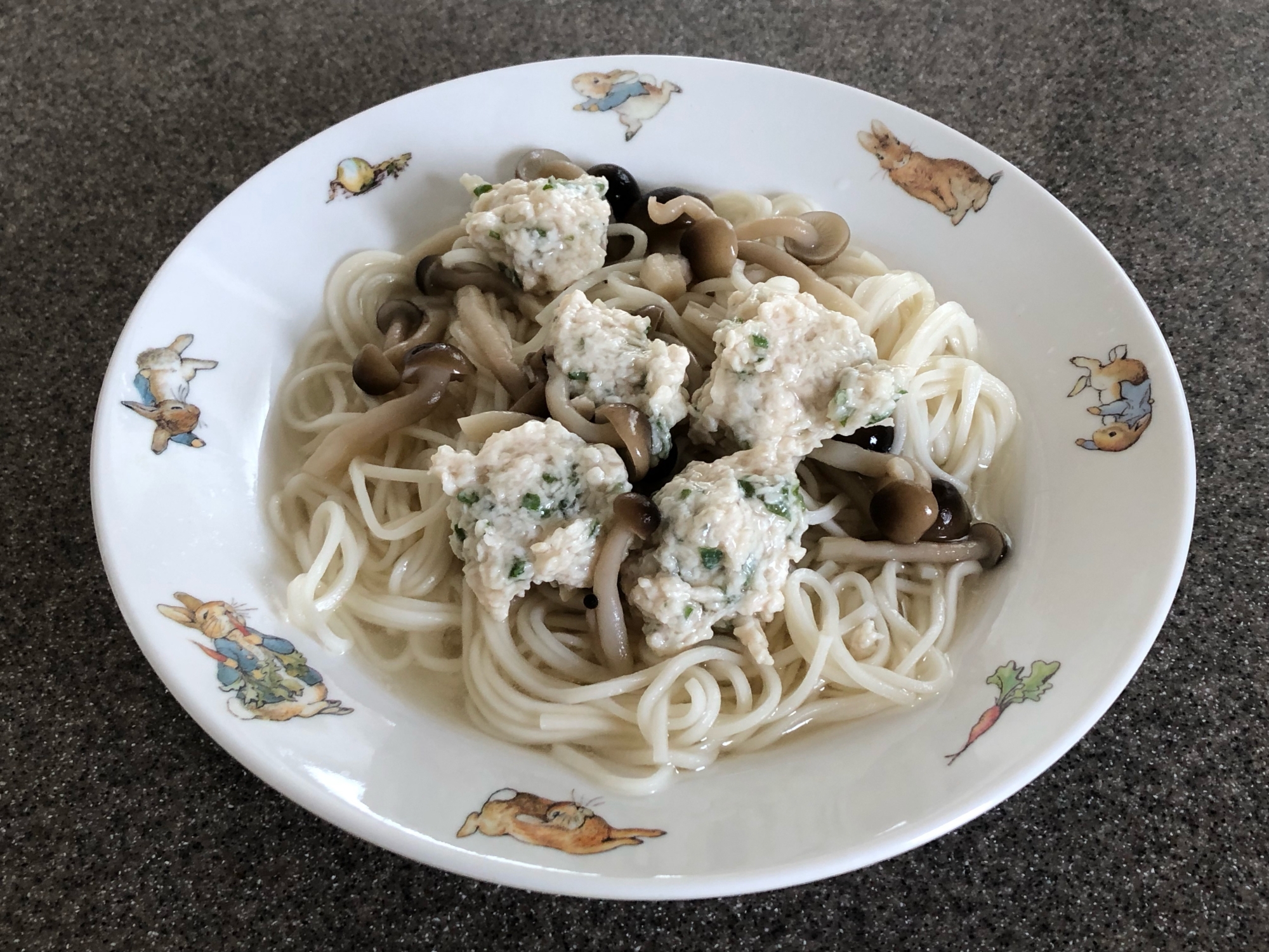 温かいひやむぎ〜大葉入り鶏ひき肉の団子乗せ〜