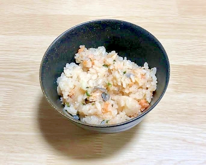 炊飯器に材料をいれるだけ！鮭の炊き込みご飯