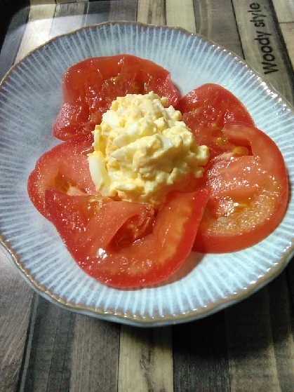 素朴！トマトのゆでたまごかけ