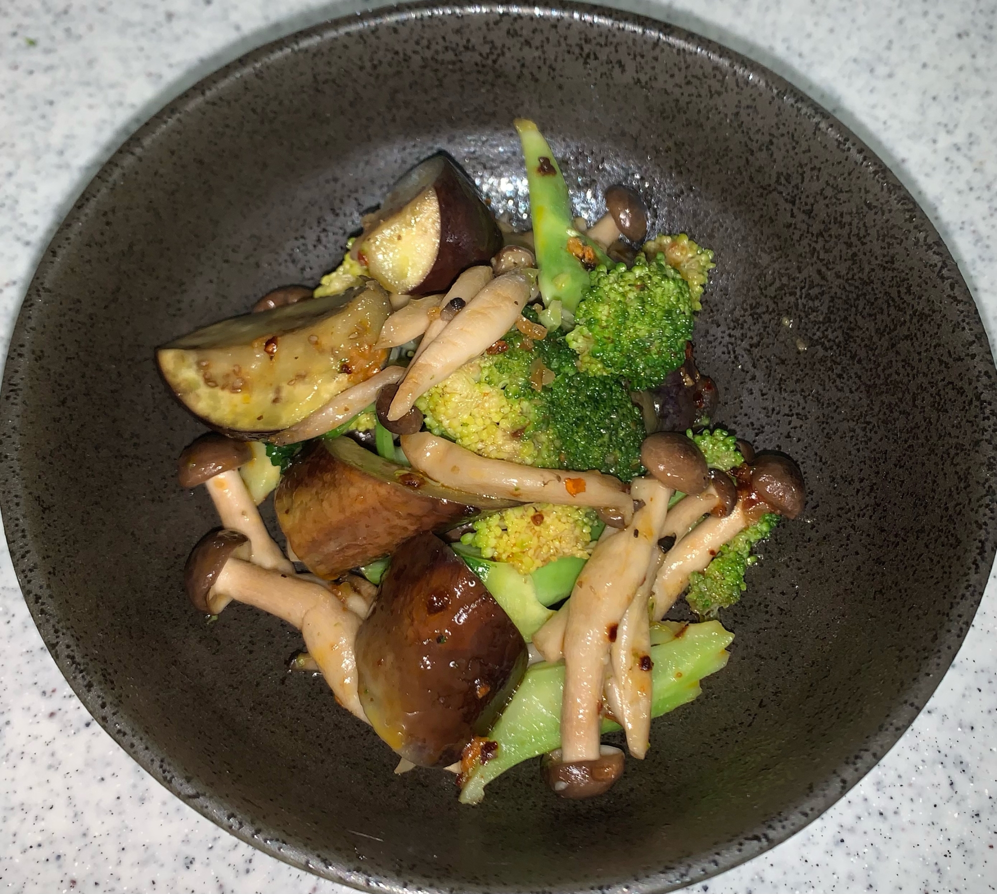 ブロッコリーとなすとしめじのペペロンチーノ風