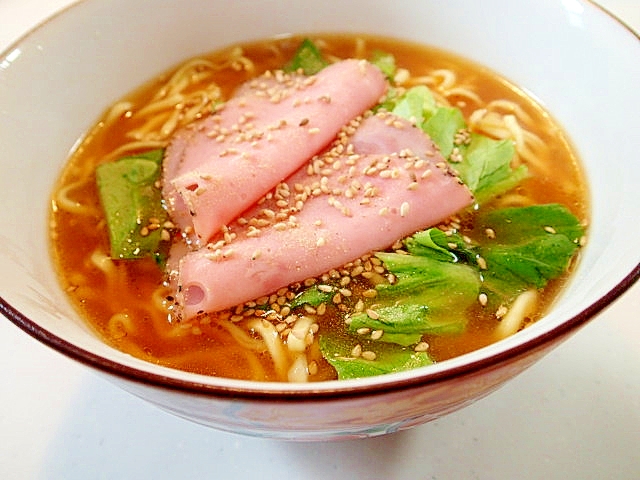 サラダ菜とパストラミハムの味噌ラーメン