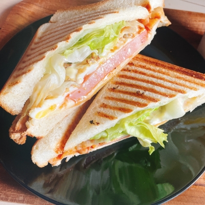 コンロで焼くタイプのホットサンドメーカーで作ってみました。バターで焼くとこんなに美味しくなるんですね！普段と全然違いました。焼く時の基本にさせてもらいます！