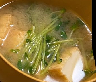 厚揚げと豆苗のお味噌汁 *ꕤ*.ﾟ