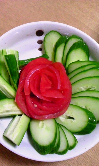 今朝は子供が寝てる間に刻んで撮影成功(^_^)v
夏の暑いのは苦手だけど夏野菜の美味しさが救いですね♪