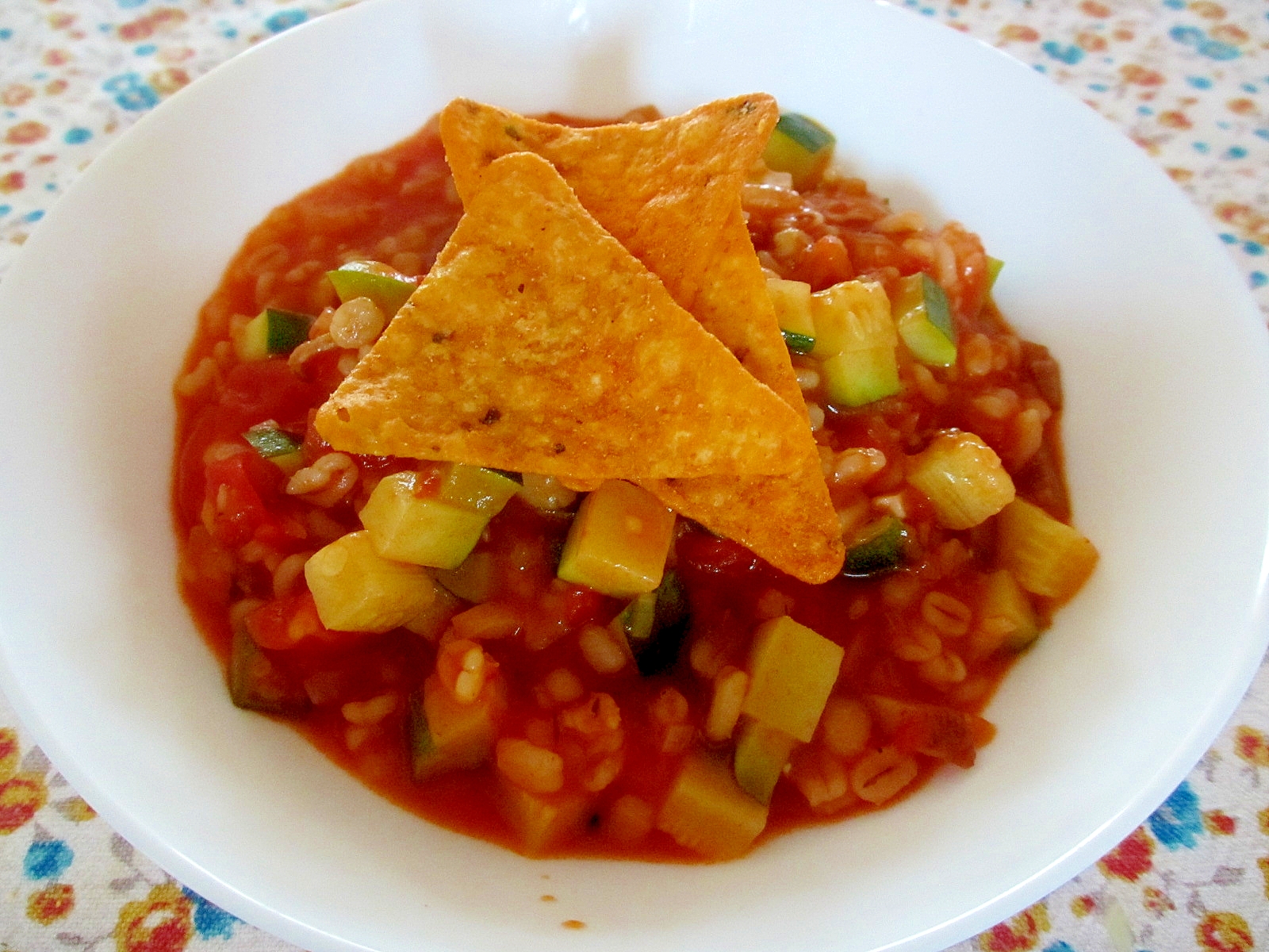 押し麦とズッキーニのトマトスープご飯ドリトスのせ