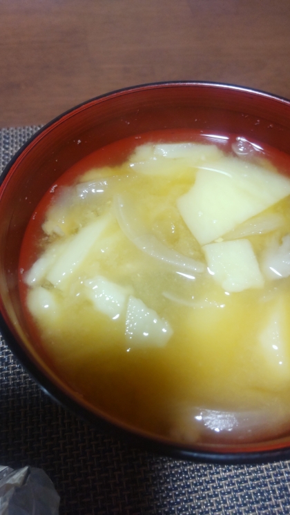 じゃがいもと焦がし玉ねぎの味噌汁☆出汁いらず