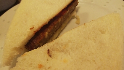 ハンバーグと千切りキャベツのサンドイッチ