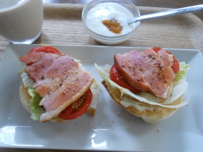 私のお昼に♪
食パンが無かったので、テーブルロールを半分にして♪
パンで挟まない分具の味をしっかり感じて食べられるオープンサンド大好き〜
ごちそうさまでした☆