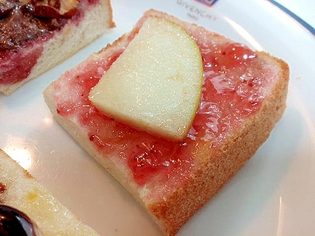 苺ジャム・林檎・ケーキシロップのトースト