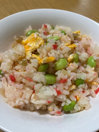 今回はピーマンが無かったので冷凍の枝豆を使いましたがやっぱり美味しい炒飯です。時短だし味もさっぱりしてて美味しいので朝食に作りました。