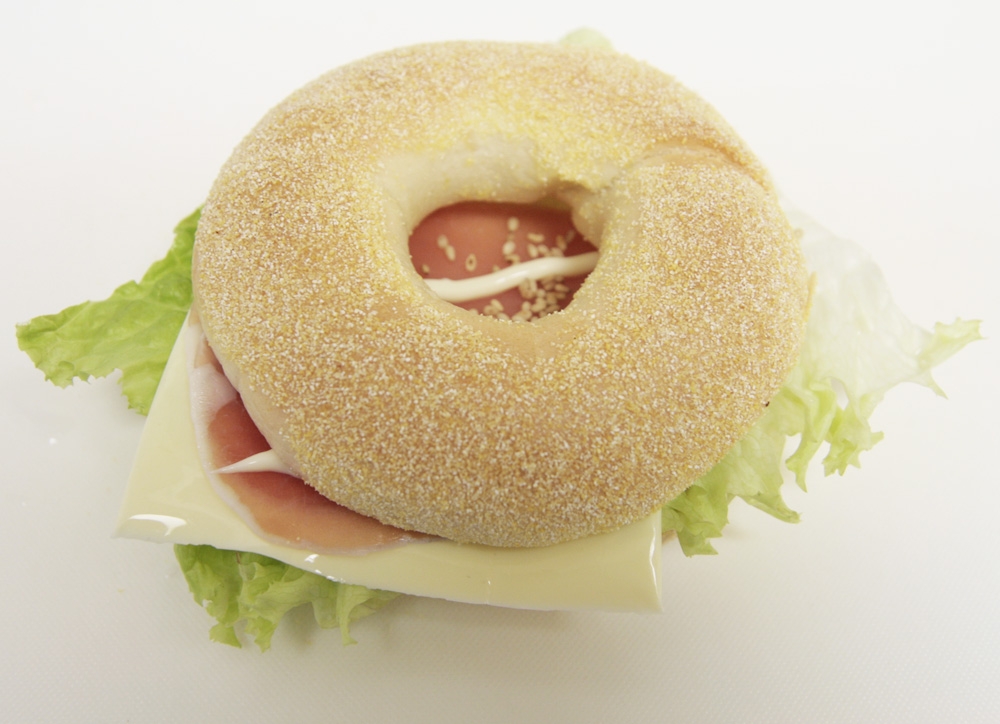 簡単♪生ハムとチーズのベーグルサンド