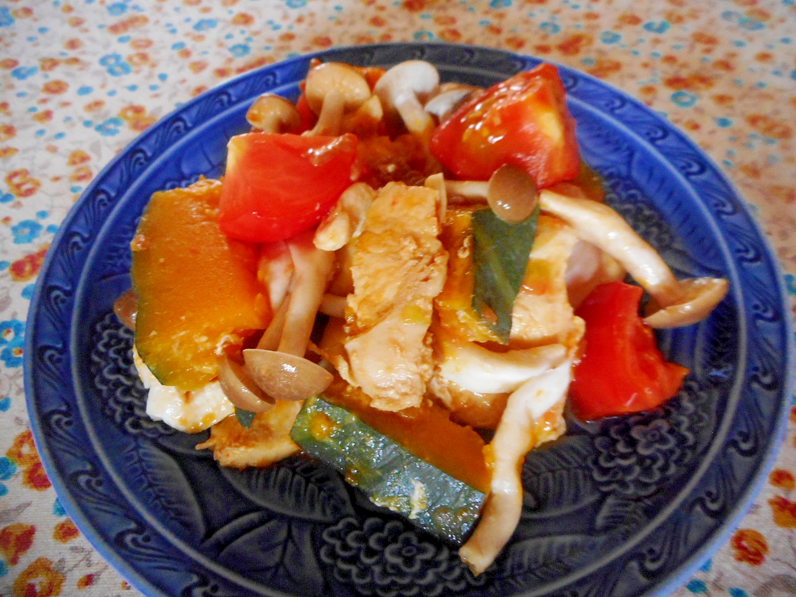 胸肉とカボチャとトマトの醤油麹炒め