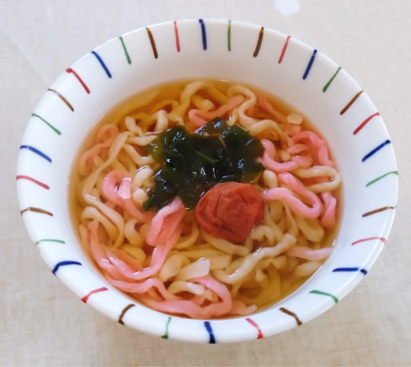 手作り紅白うどんで年明け梅わかめうどん