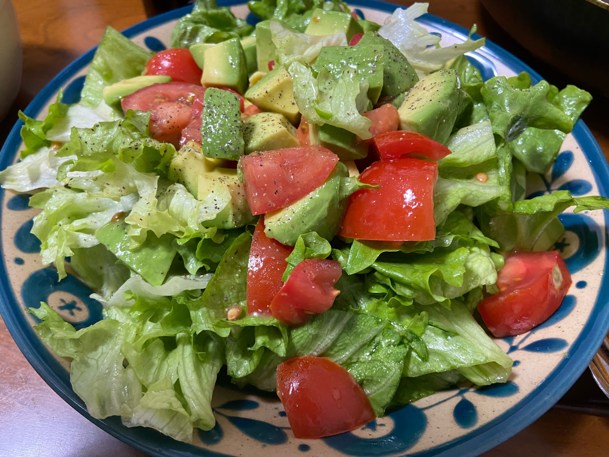 レモンの酸味が美味しい！アボカドレタスサラダ