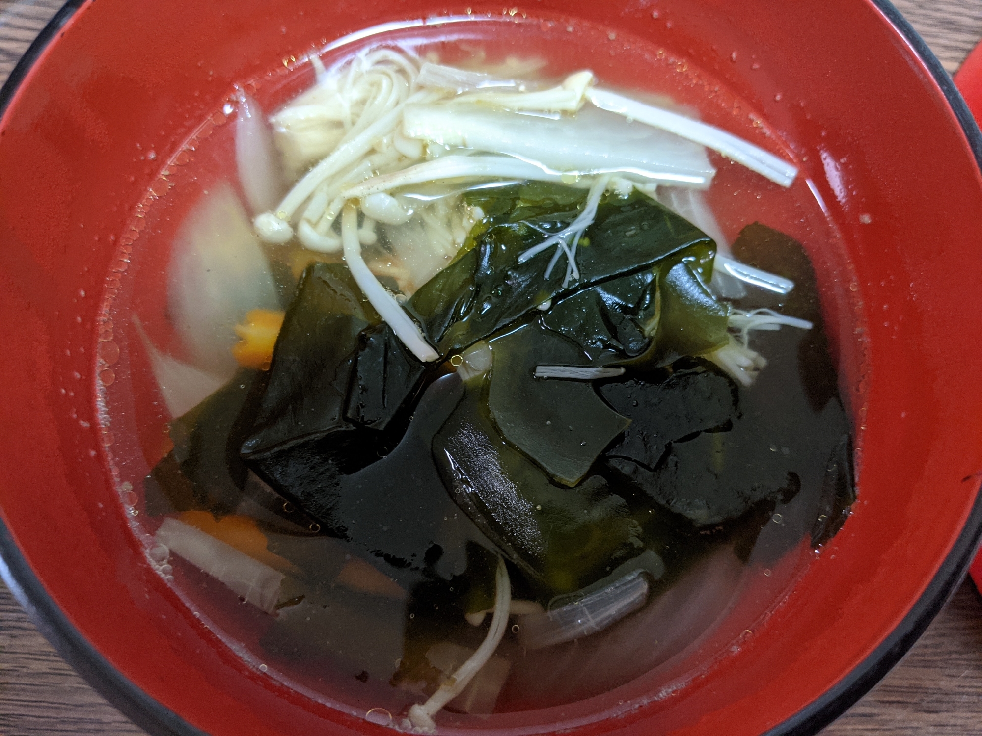 ワカメと玉ねぎと人参とエノキの中華スープ