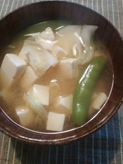 豆腐とキャベツとさやえんどうの味噌汁