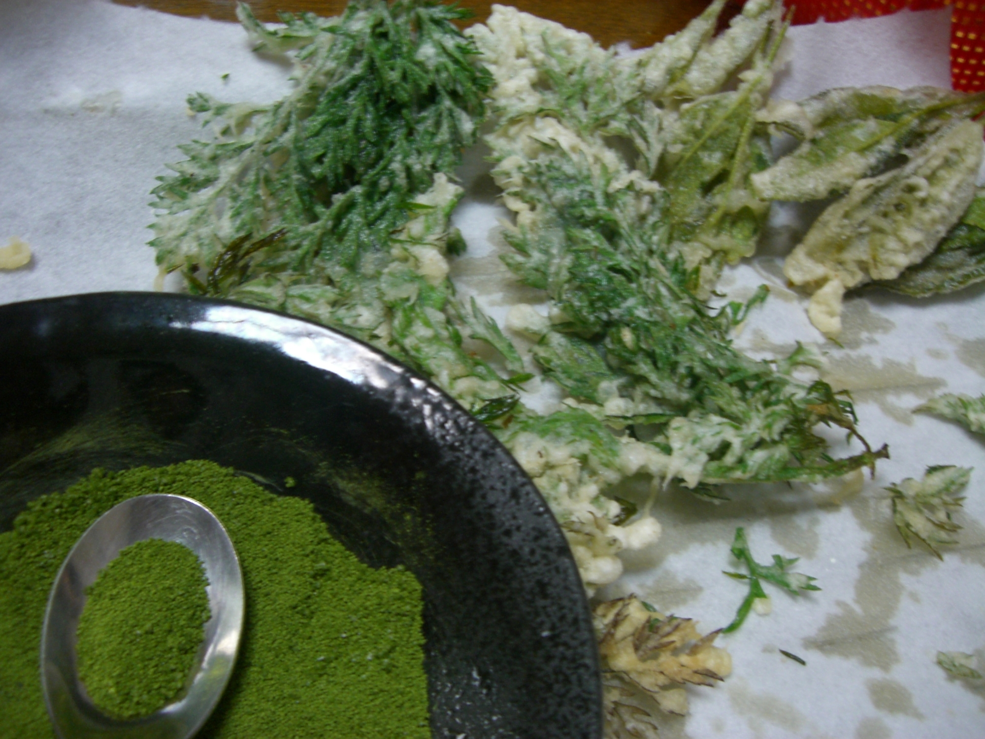 抹茶塩と人参の葉の天ぷら