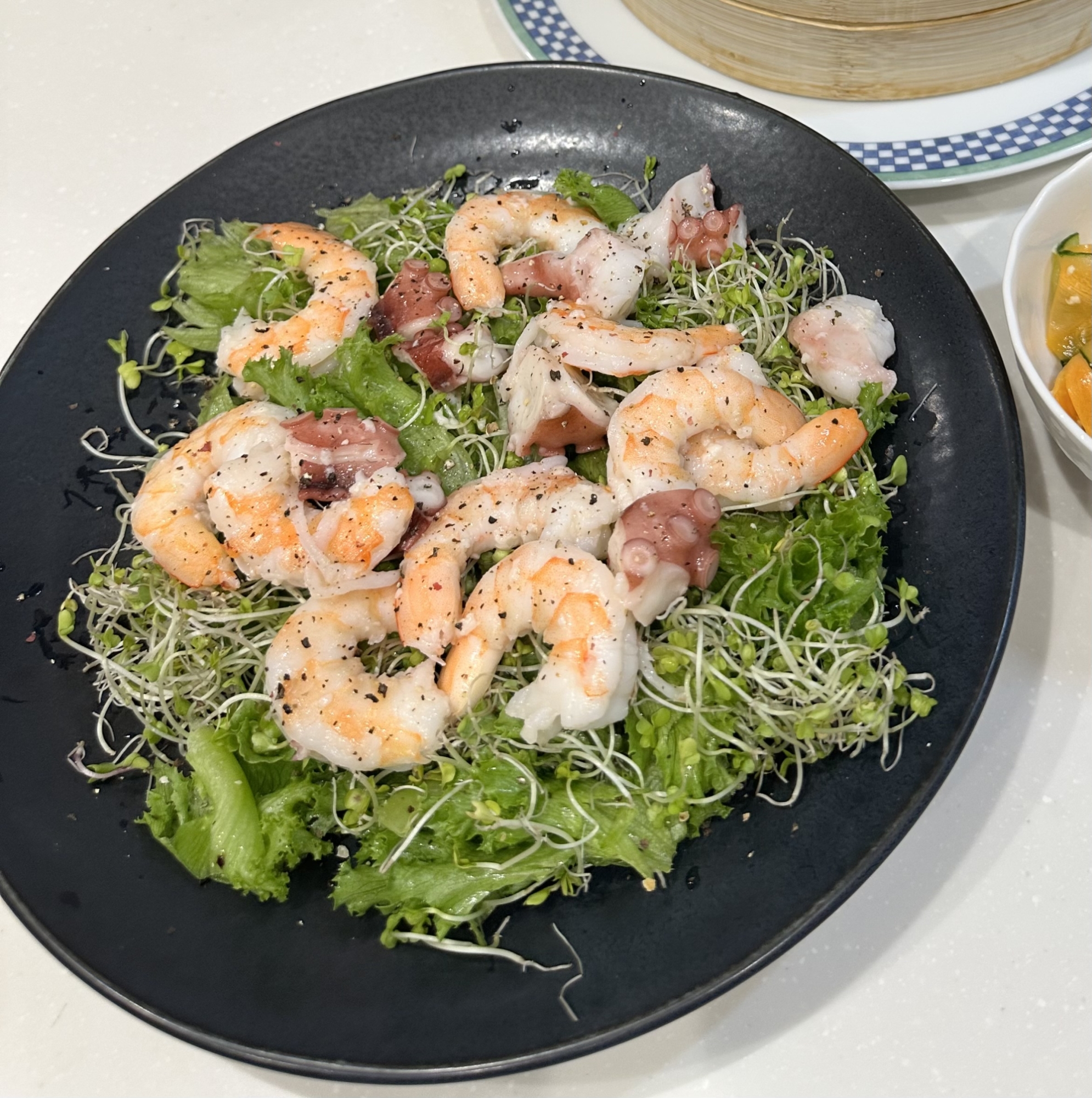 ぷりぷり海鮮！えびとたこの自家製にんにく塩麹サラダ