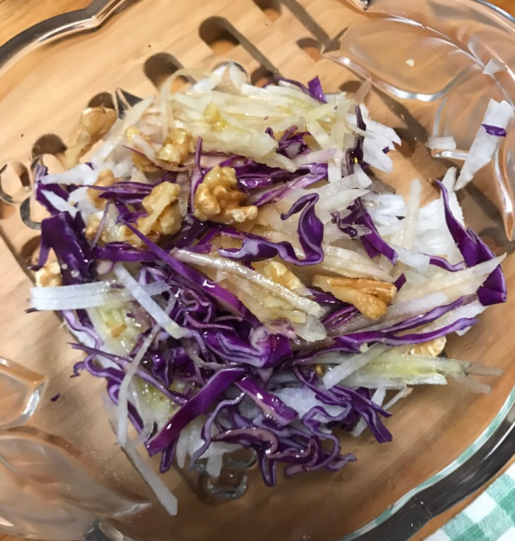 大根と紫キャベツの胡桃サラダ