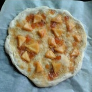 りんごとカマンベールチーズのデザートピザ