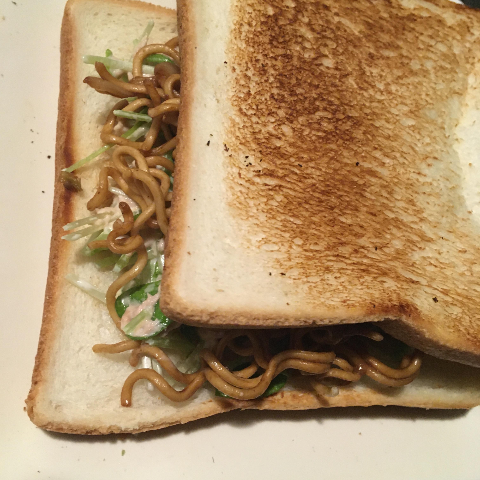 ソース焼きそば、豆苗のツナサンド