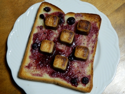 この碁盤の目は一口チョコｗ裏半分が茶色で上は白くて目立つと考えた❤・・❤別ジャムでゴメンね（余り反省してないｗ）。見た目は溶けてないけど、とろとろ～♪ポチ！