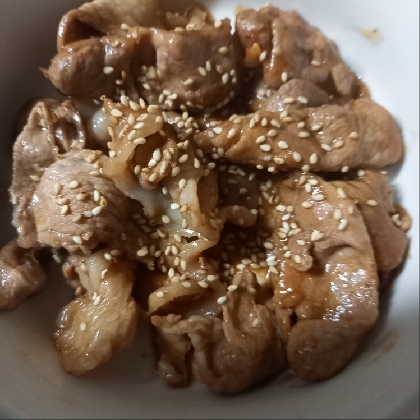 ごまをかけて食べる✨豚の焼肉のタレ焼き