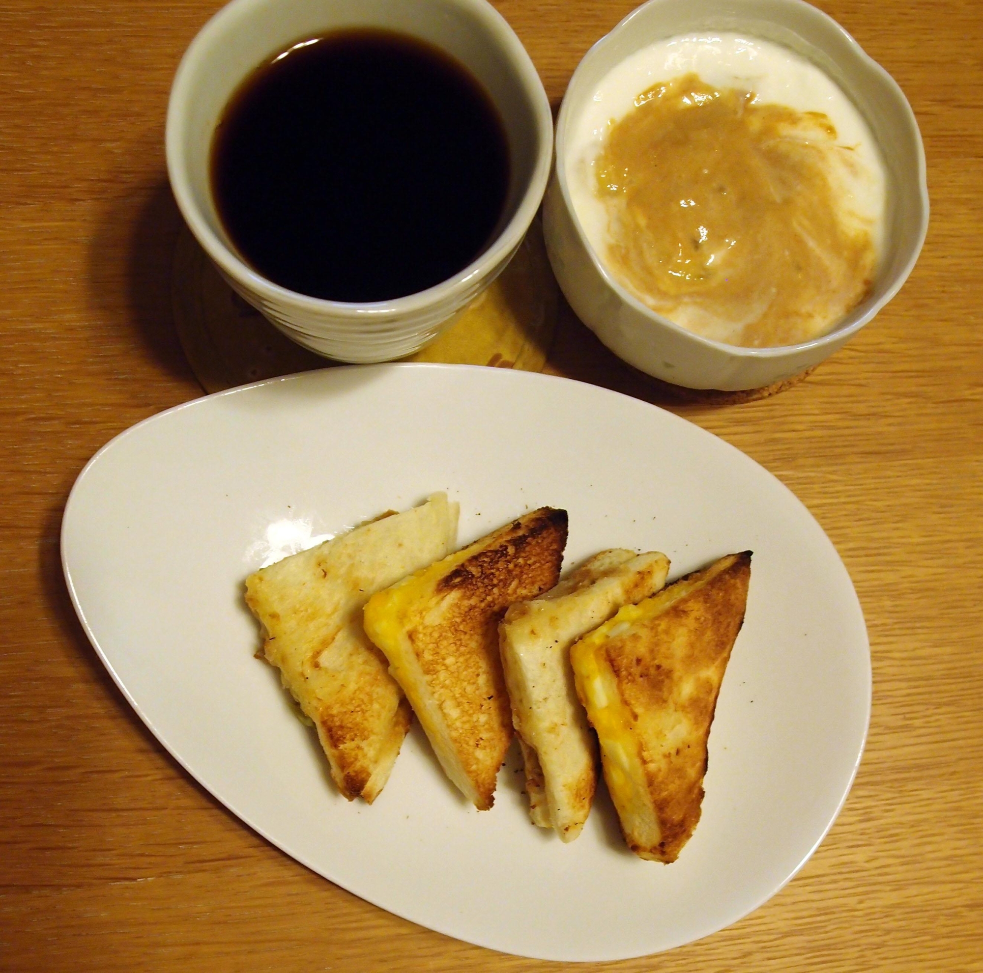 ホットサンド風玉子サンドとコーヒーヨーグルトの朝食
