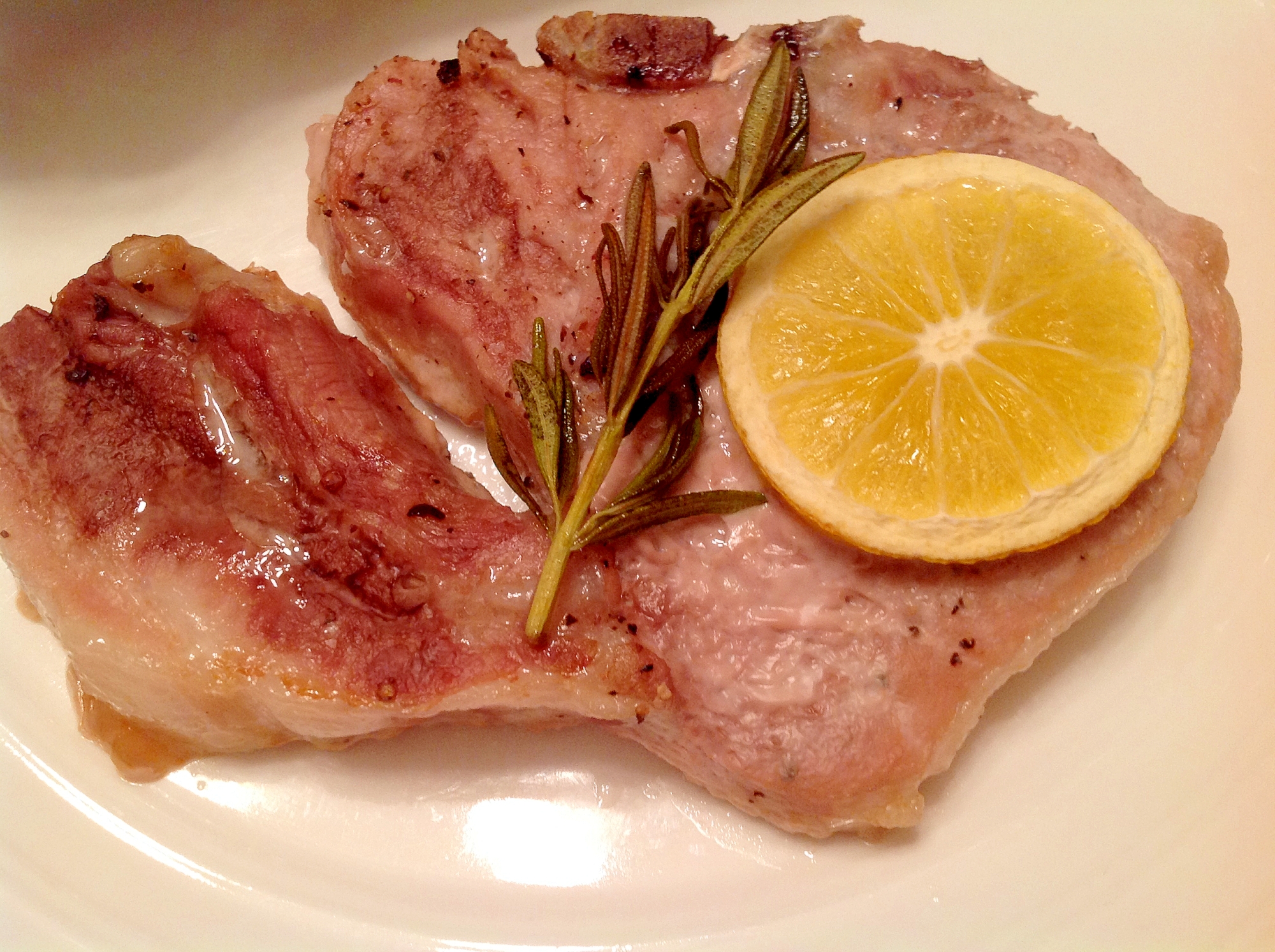 レモンとローズマリーで焼くポークチョップ レシピ 作り方 By Findus 楽天レシピ レモンとローズマリーで焼くポークチョップ レシピ 作り方 By Findus 楽天レシピ