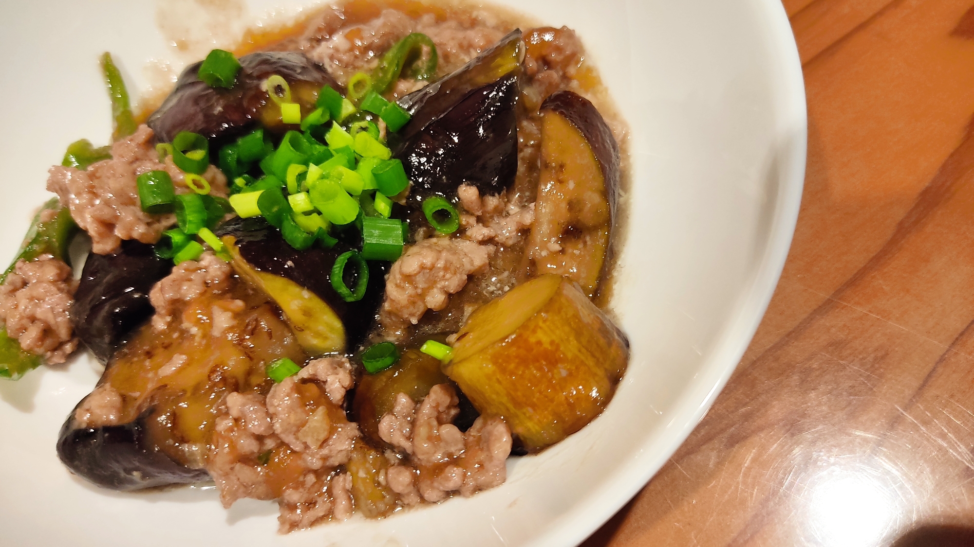 白い皿に盛られたなすと豚ひき肉の赤みそ炒め