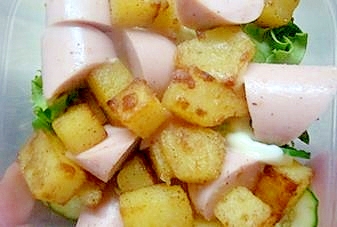 ジャガイモのカレーマヨ炒めとお魚ソーセージのサラダ