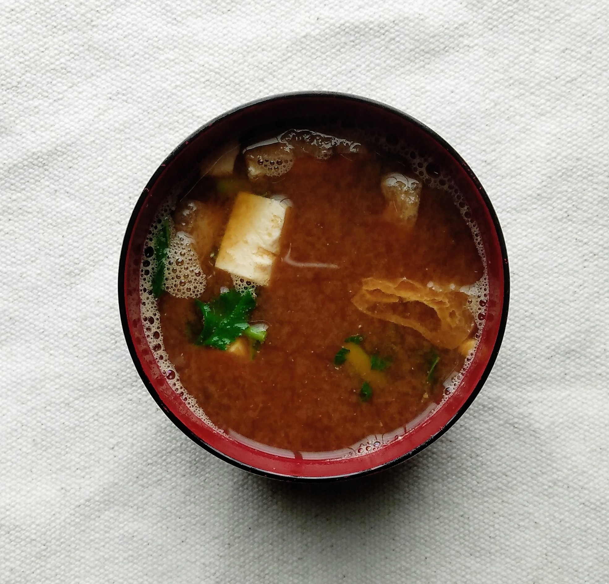 豆腐と大根の葉の赤だし味噌汁