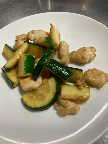 鶏むね肉しっとり♡鶏むねとズッキーニのマヨポン炒め