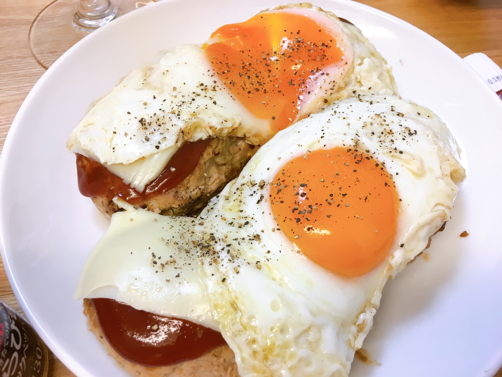 手作りハンバーグ、目玉焼きチーズ乗せ