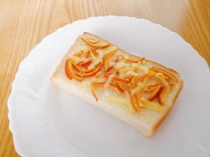 オレンジの皮など家にあるもので失礼します(^-^;
柑橘風味のトースト美味しかったです(*^-^*)