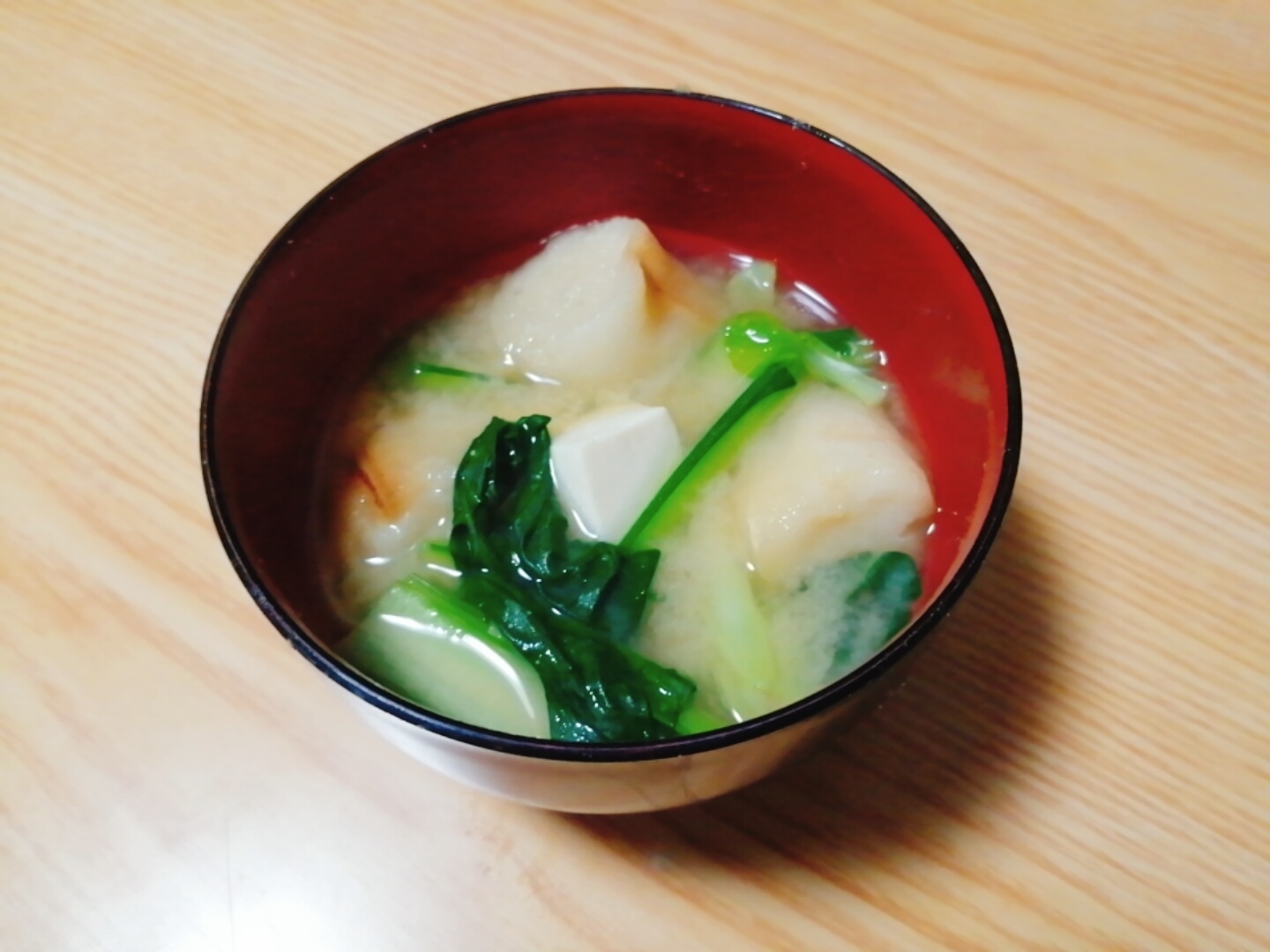 豆腐と小松菜と麩の味噌汁