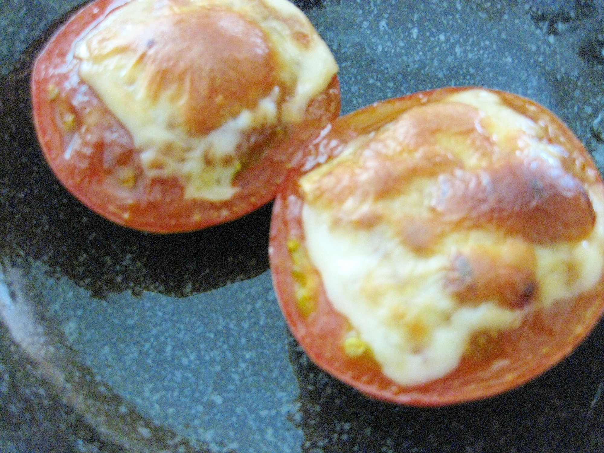 オーブントースターで簡単！トマトのチーズ焼き♪