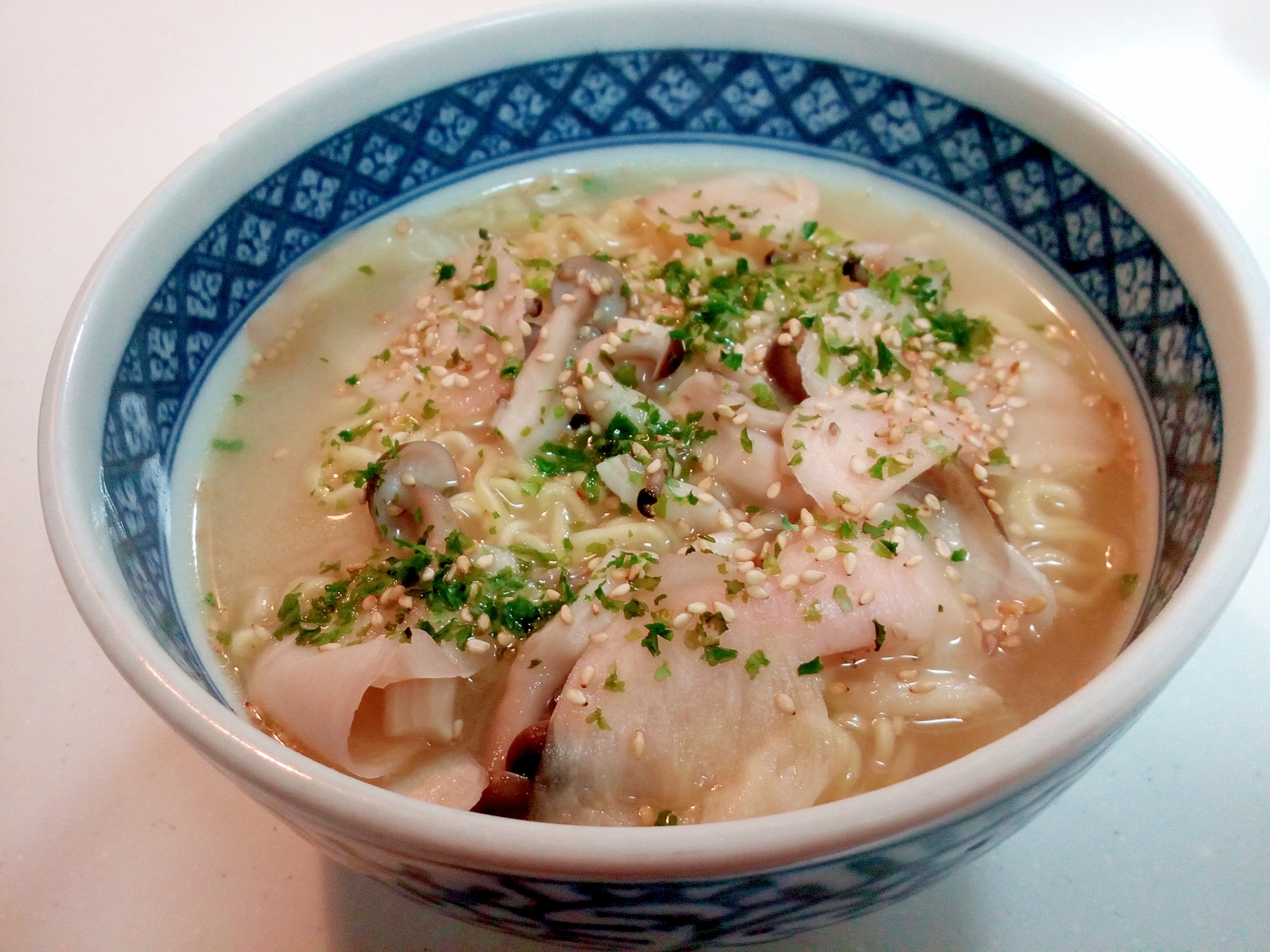 しめじと甘酢生姜の豚骨ラーメン