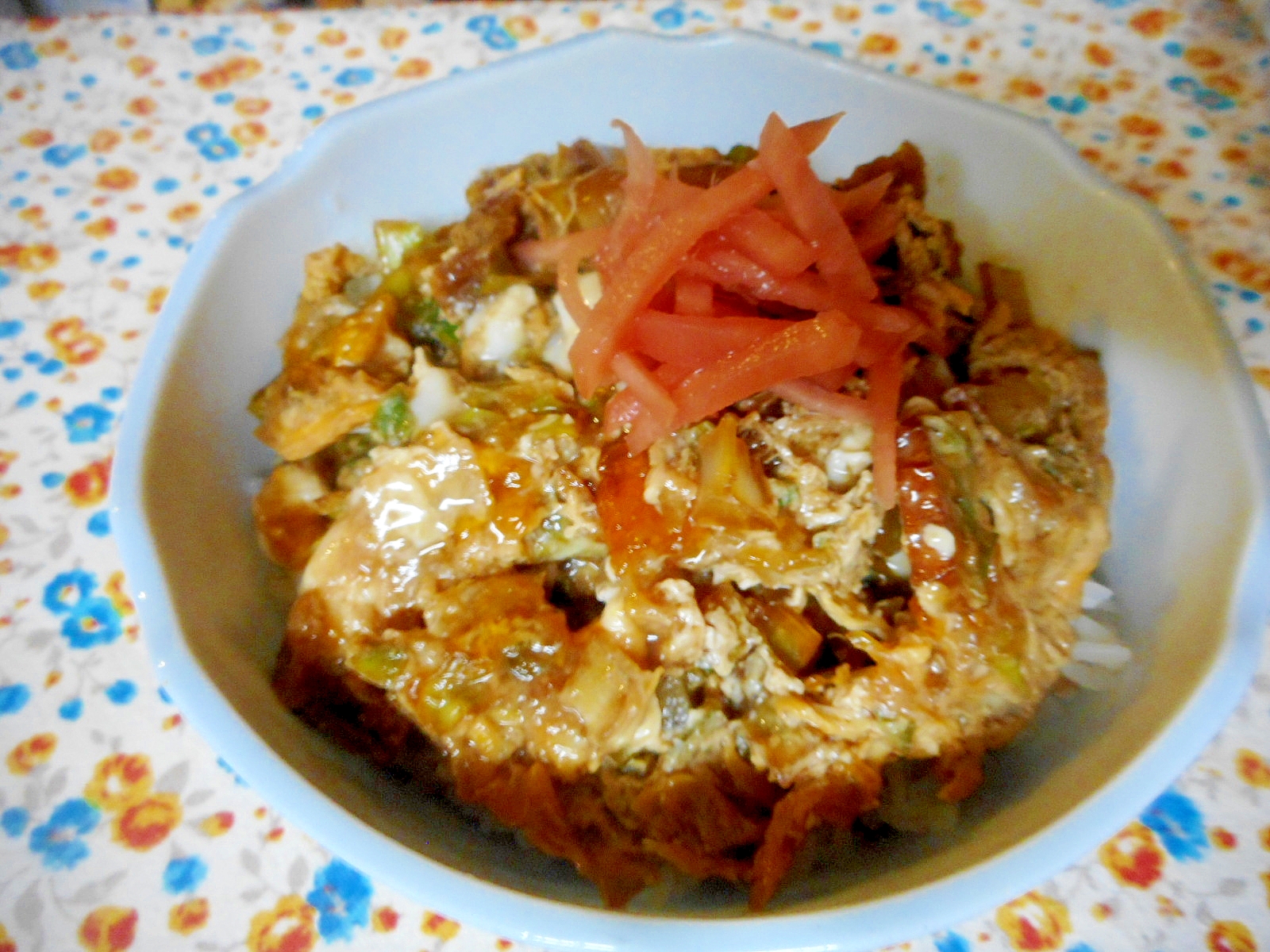 お揚げとちくわとキャベツの醤油麹卵とじ丼