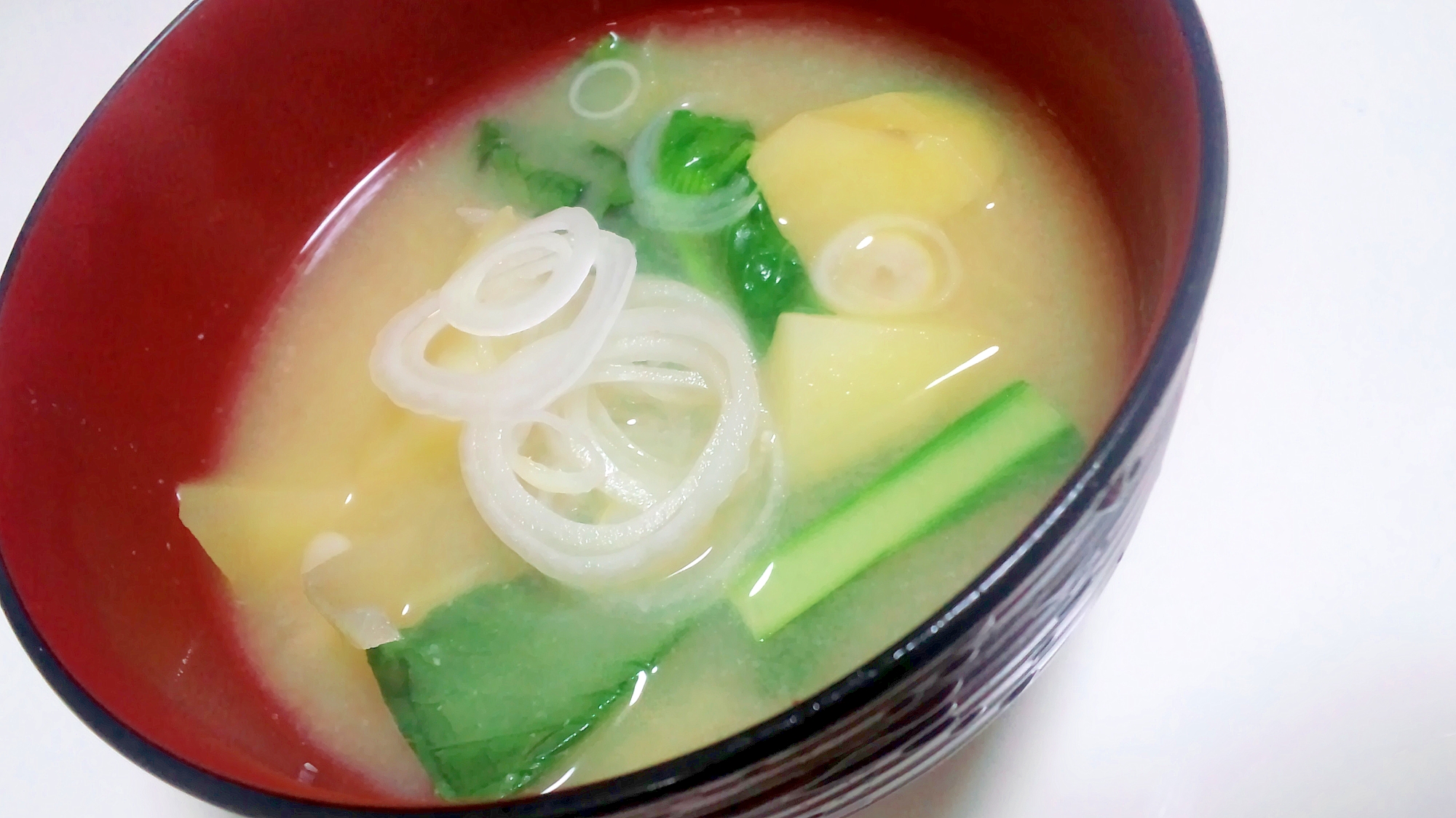 朝食に　小松菜とジャガイモの味噌汁