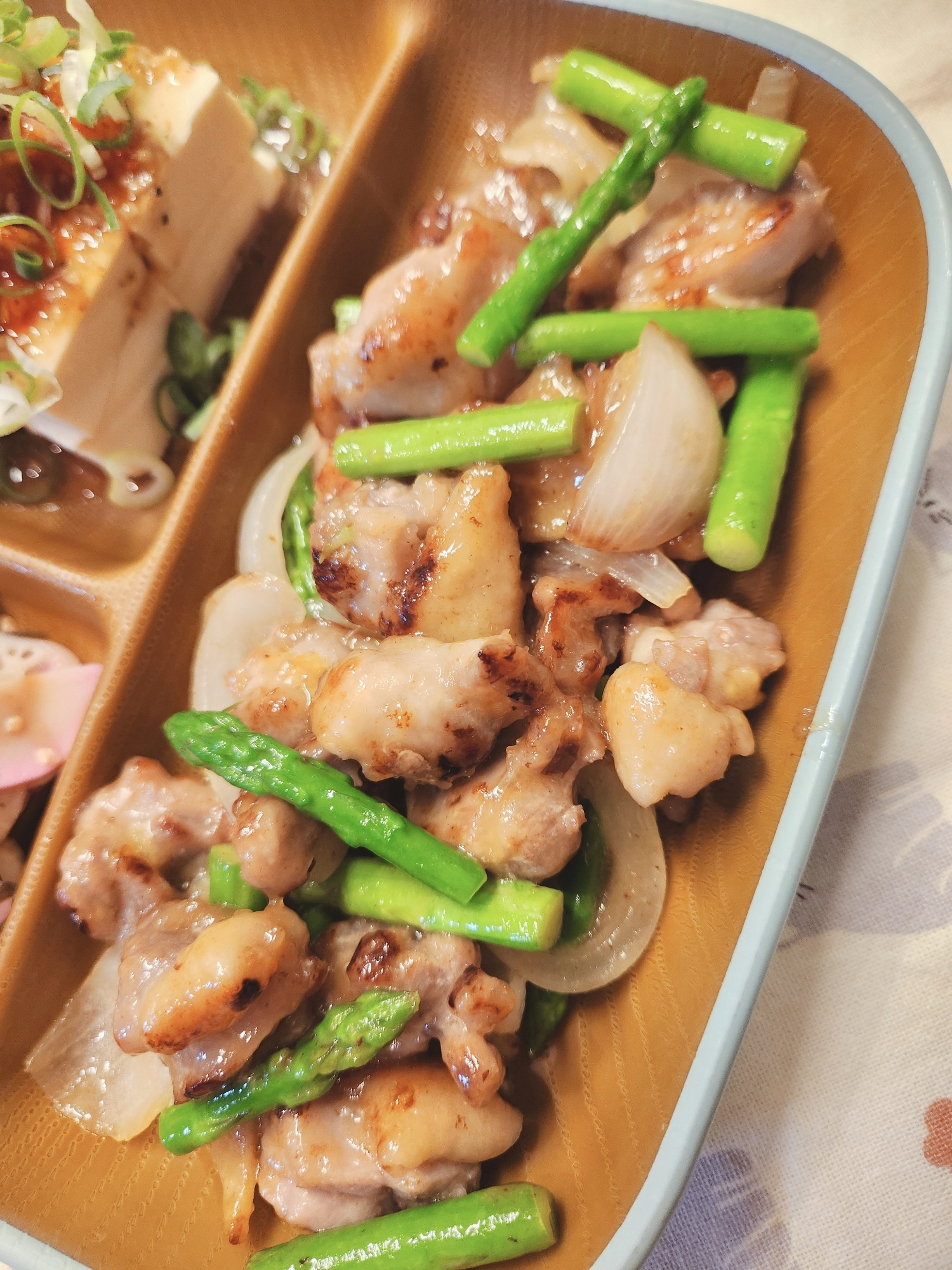 【おつまみ】親鳥と野菜のナンプラー炒め