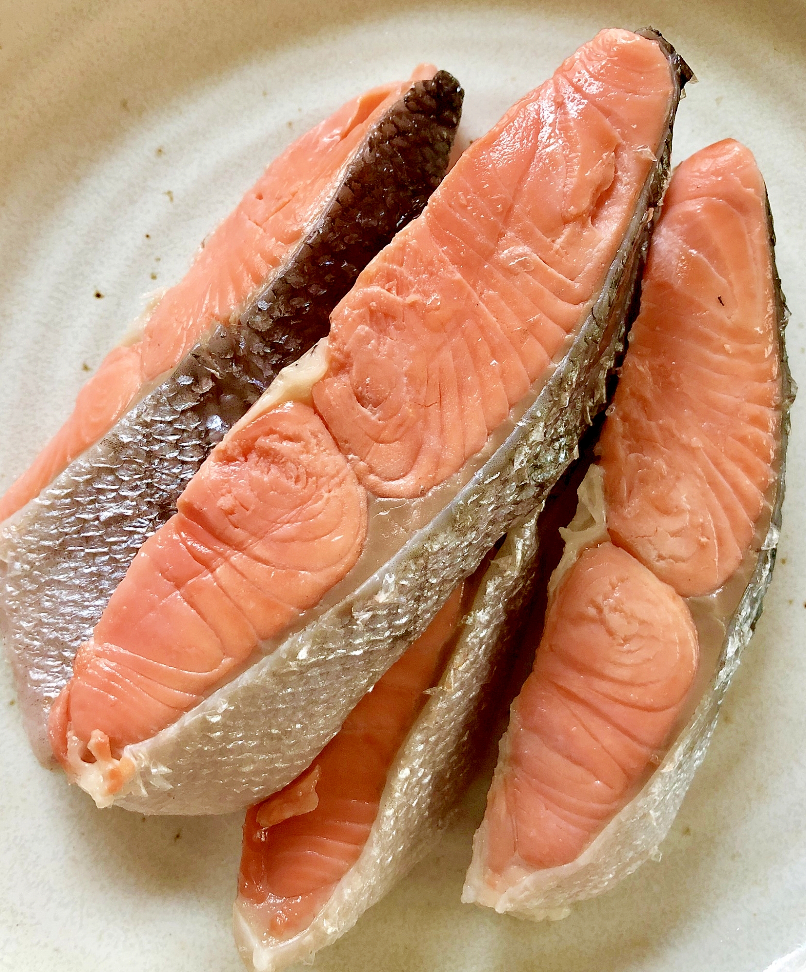 ふっくら美味しい 茹で塩鮭 レシピ 作り方 By はぁぽじ 楽天レシピ