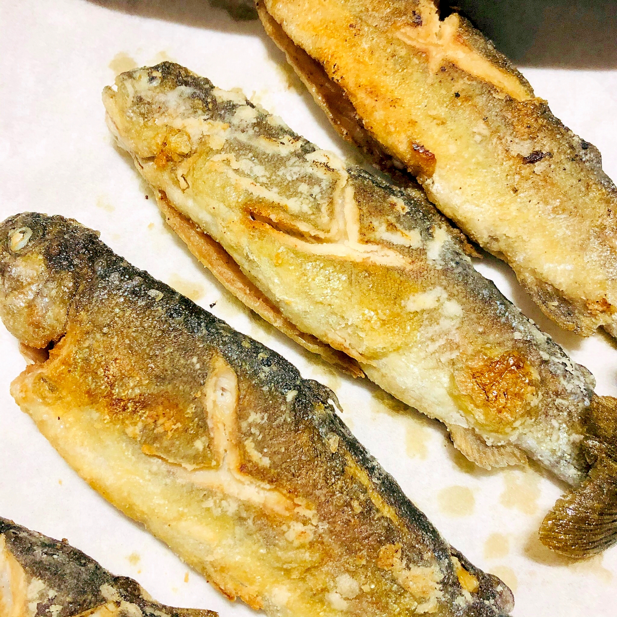 白い皿に盛り付けたニジマスのから揚げ