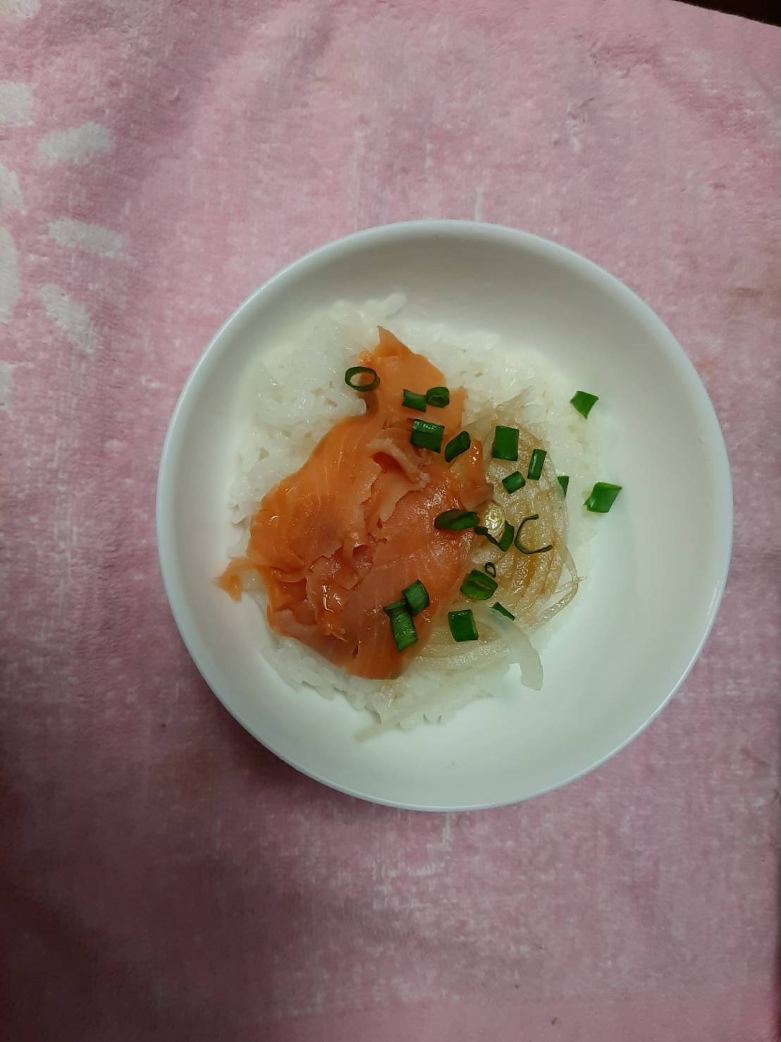 新玉ねぎのせたスモークサーモン丼