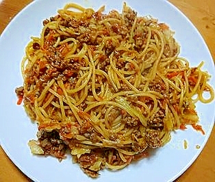 ひき肉と玉ねぎと人参とキャベツの醬油ベースパスタ