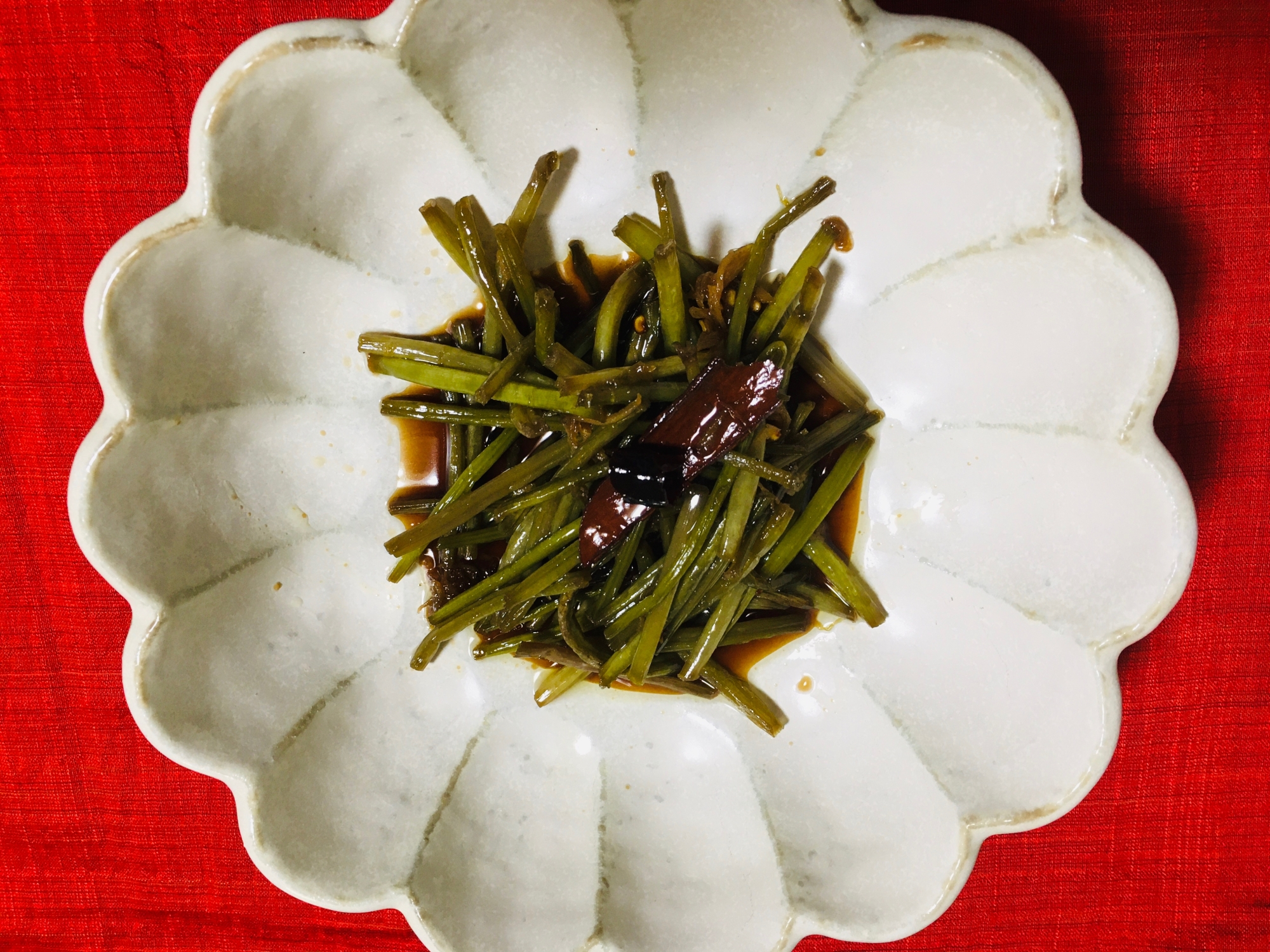 シナモン風味の芋つる甘辛炒め煮