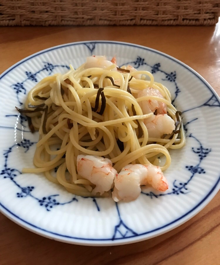 むきエビと塩昆布のパスタ
