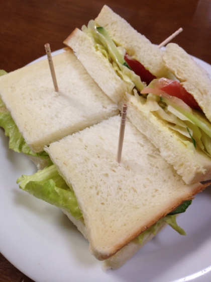 とっても美味しかったです♫
朝食に簡単につまんで食べられるサンドイッチって本当に大好きです^ ^
ごちそうさま♪